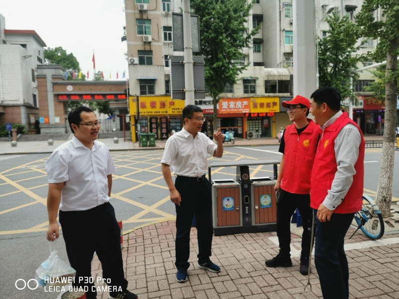 工行池州分行纪委书记、工会主席欧小鹏慰问创建文明城市职工志愿者02.jpg.jpg