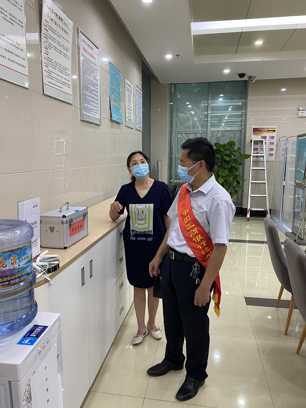 工行池州分行伍慧华副行长到城区支行开展网点创建工作检查.jpg