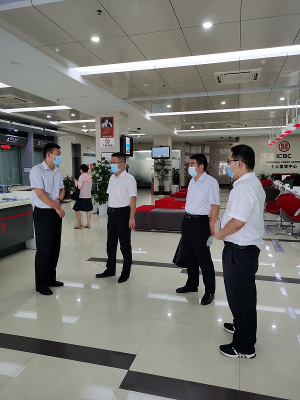 工行池州分行欧小鹏纪委书记到城区网点督查文明创建工作.jpg