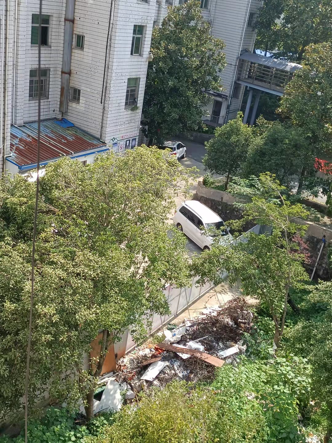 创建文明城市靠大家，请不要人为破坏美好环境