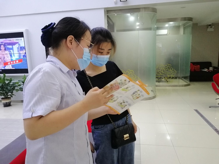 [工银爱相伴 服务在身边]工行池州城建支行开展反假货币宣传月活动.jpg