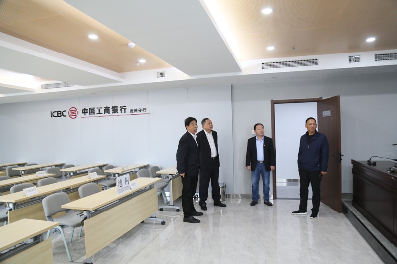 工行安徽省分行朱勇副行长到池州分行调研新大楼工作01.JPG