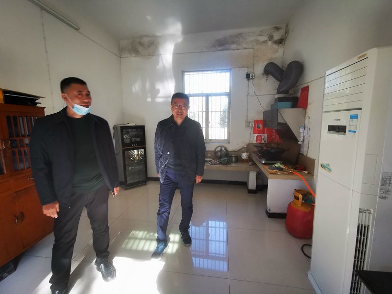 工行池州分行欧小鹏纪委书记到东至支行督导职工之家建设.jpg