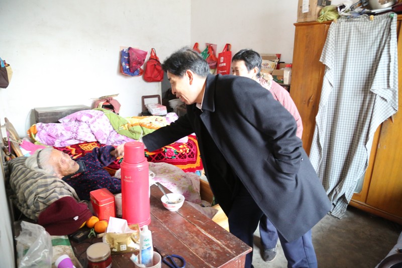 工行池州分行组织开展脱贫户帮扶走访03.JPG