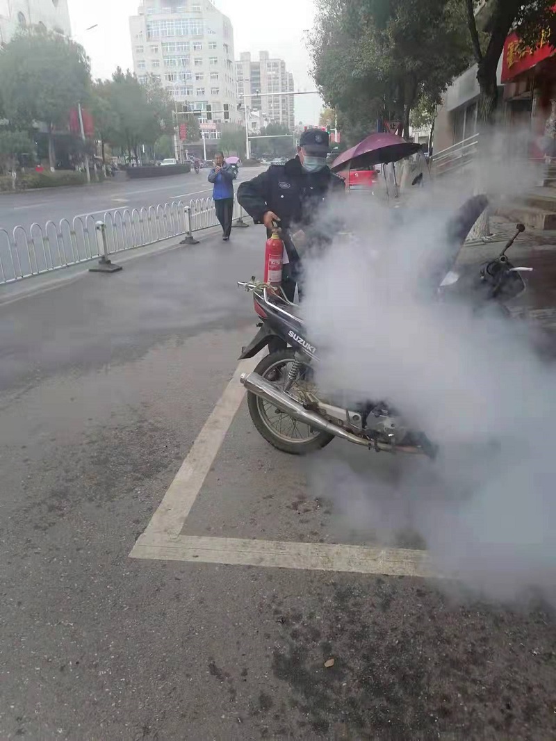 工行池州青阳支行街头紧急灭火化险情.jpg