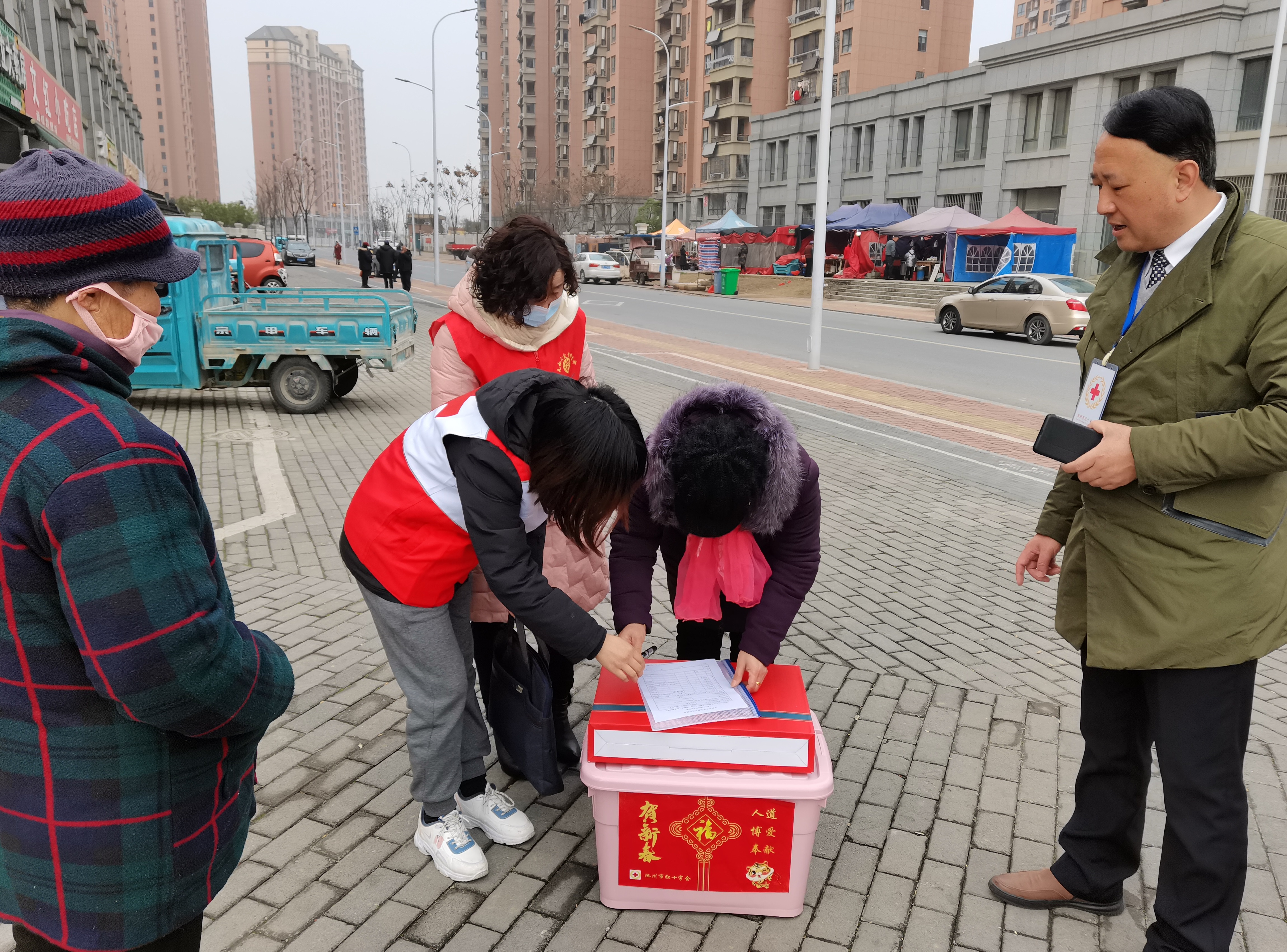 1.姚焰部长陪同市红会慰问城区部分困难志愿者.jpg