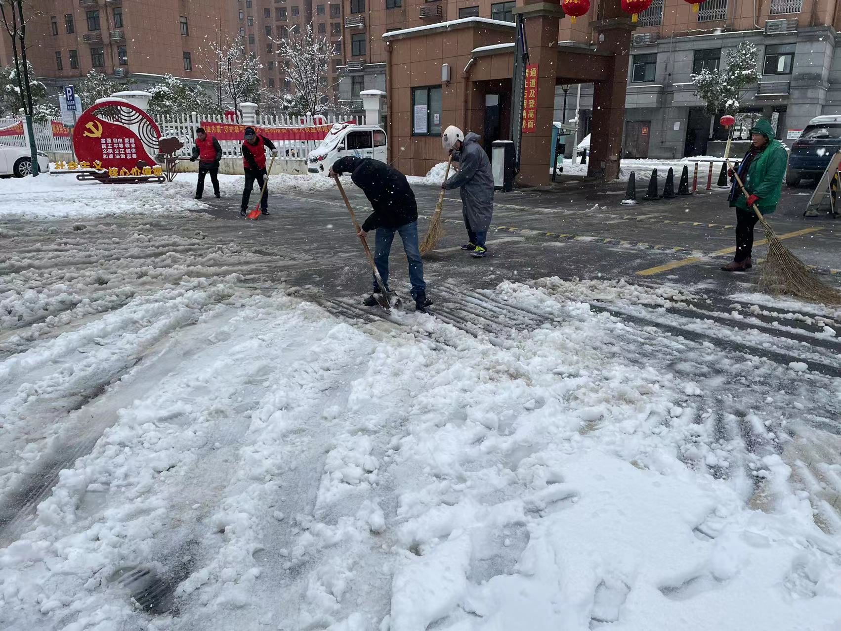 7日上午金房物业清溪绿城项目部清扫积雪