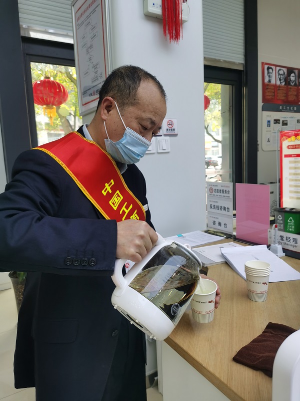 工行池州城建支行凝心聚力开展学雷锋志愿活动01.jpg