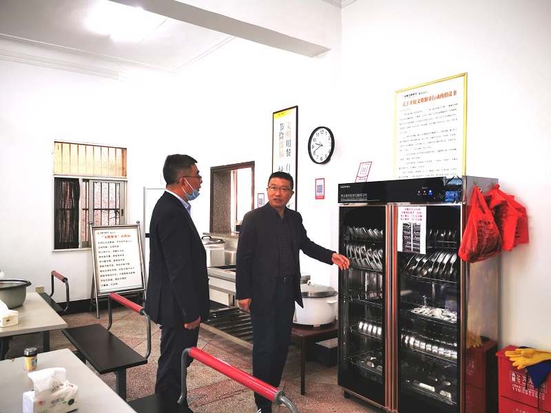 工行池州分行欧小鹏纪委书记到青阳支行调研职工食堂建设02.jpg