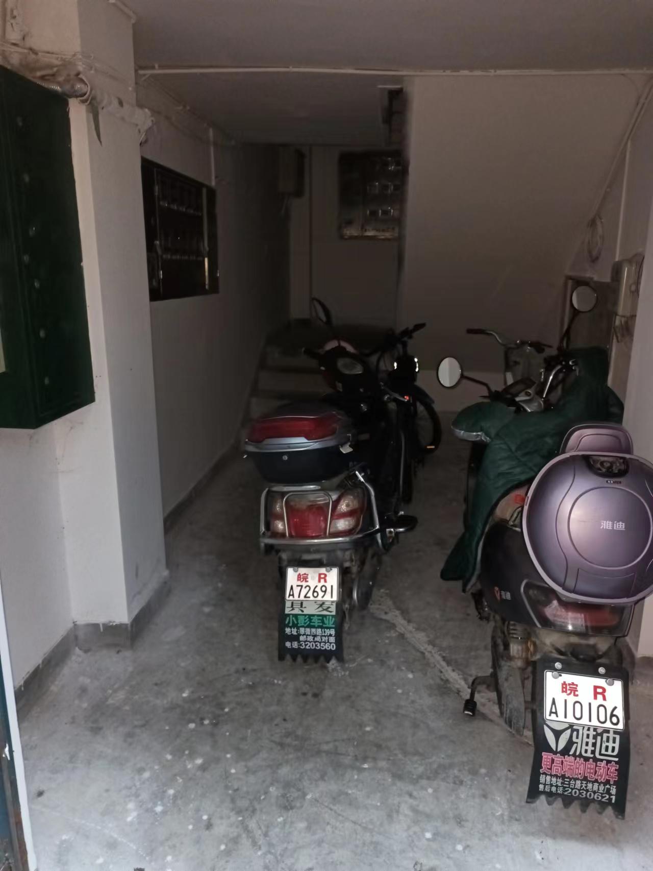 楼道乱停乱放