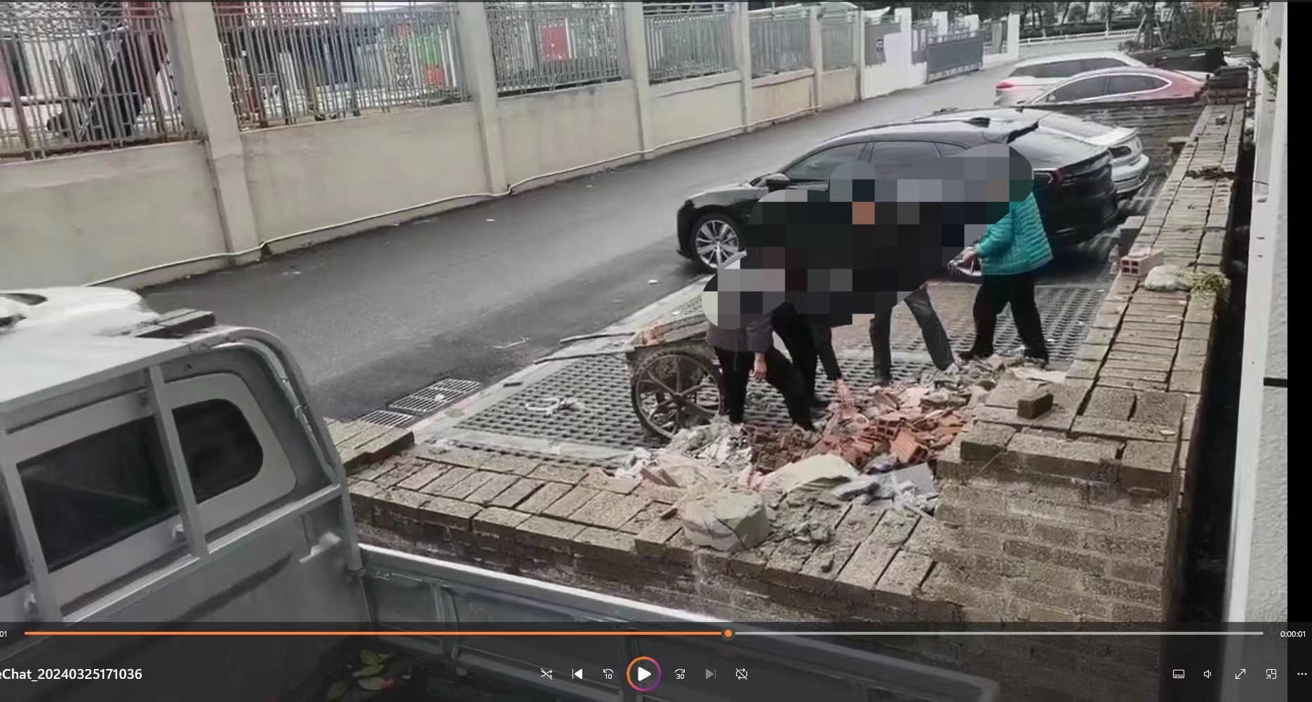 搬砖堵门还自带工具