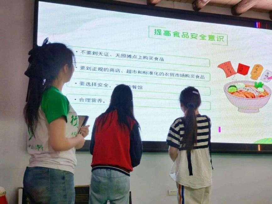 团队成员与学生课堂互动（安徽师范大学 黄杰 提供）