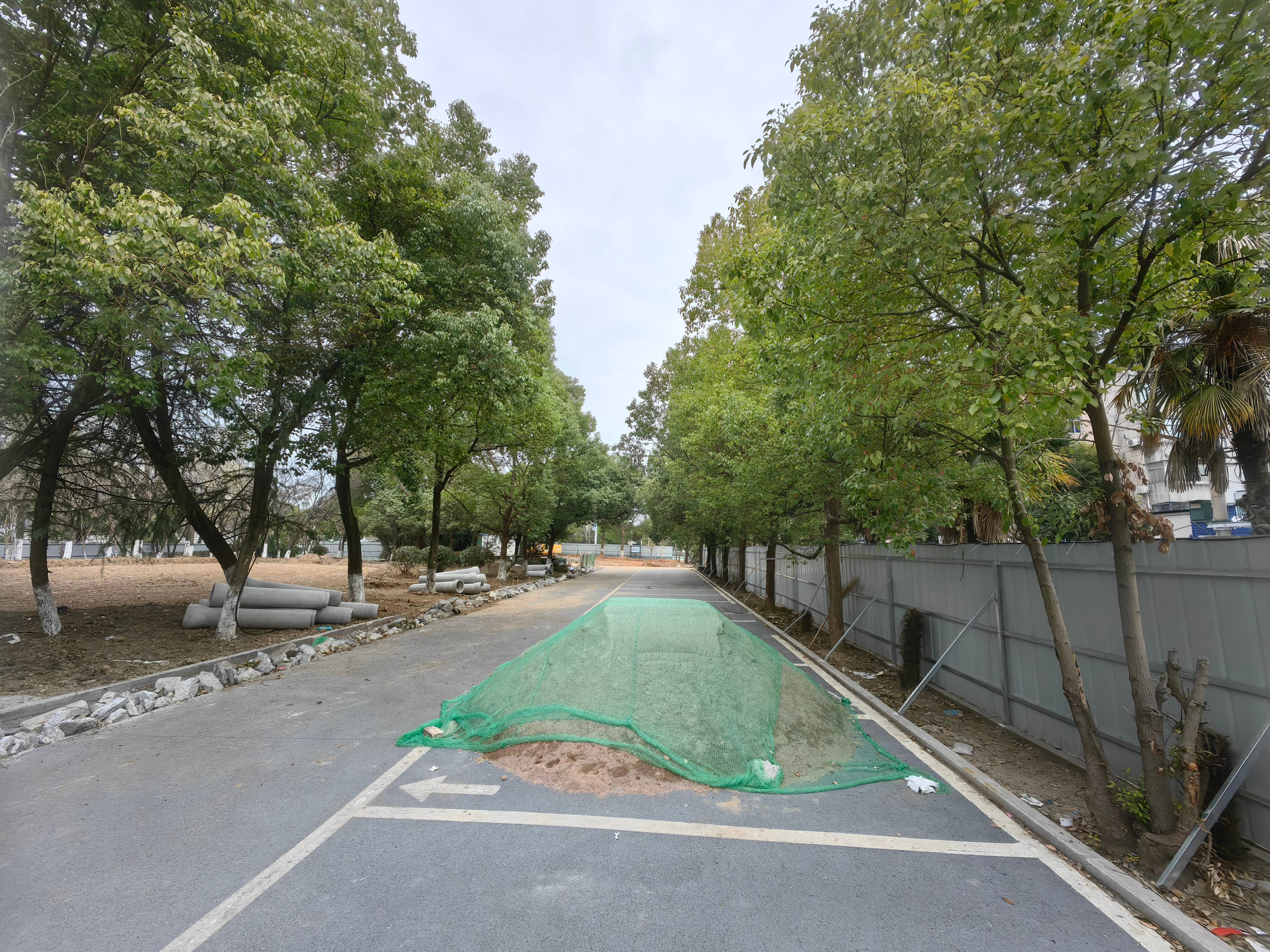 梅龙路口停车场(1).jpg