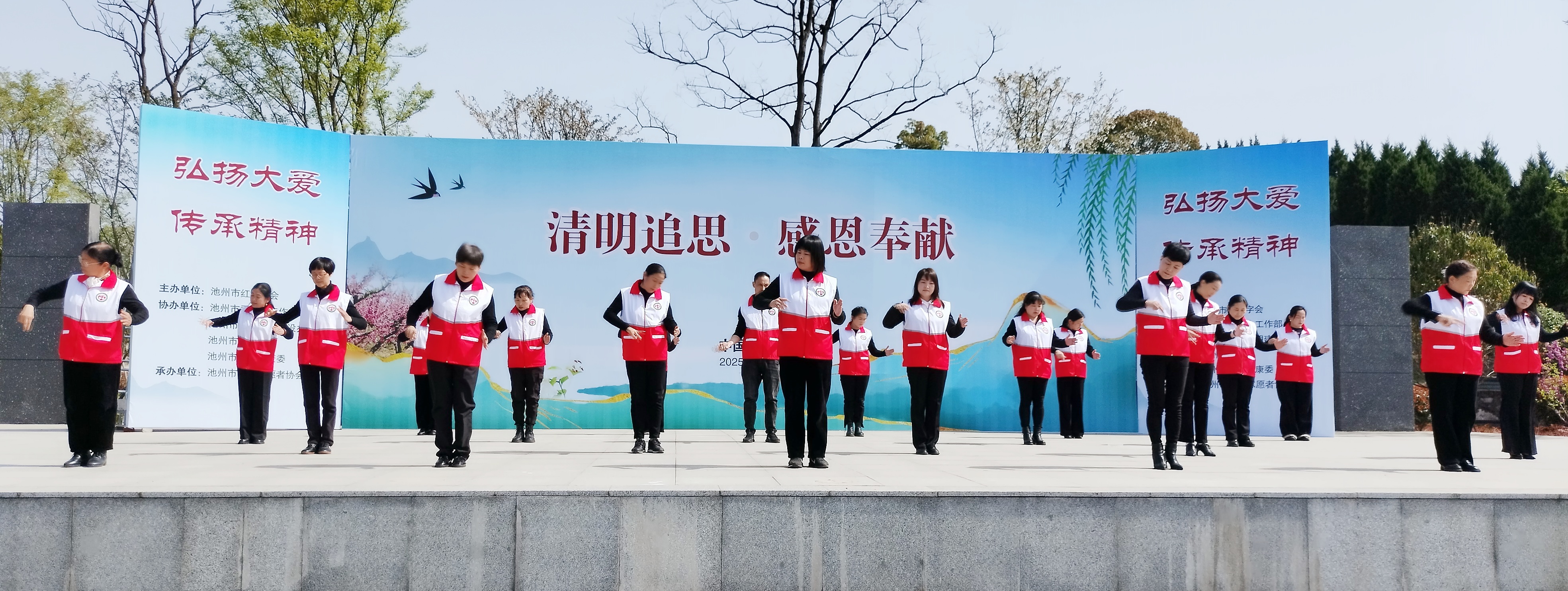 4.17手语舞《感恩的心》.jpg
