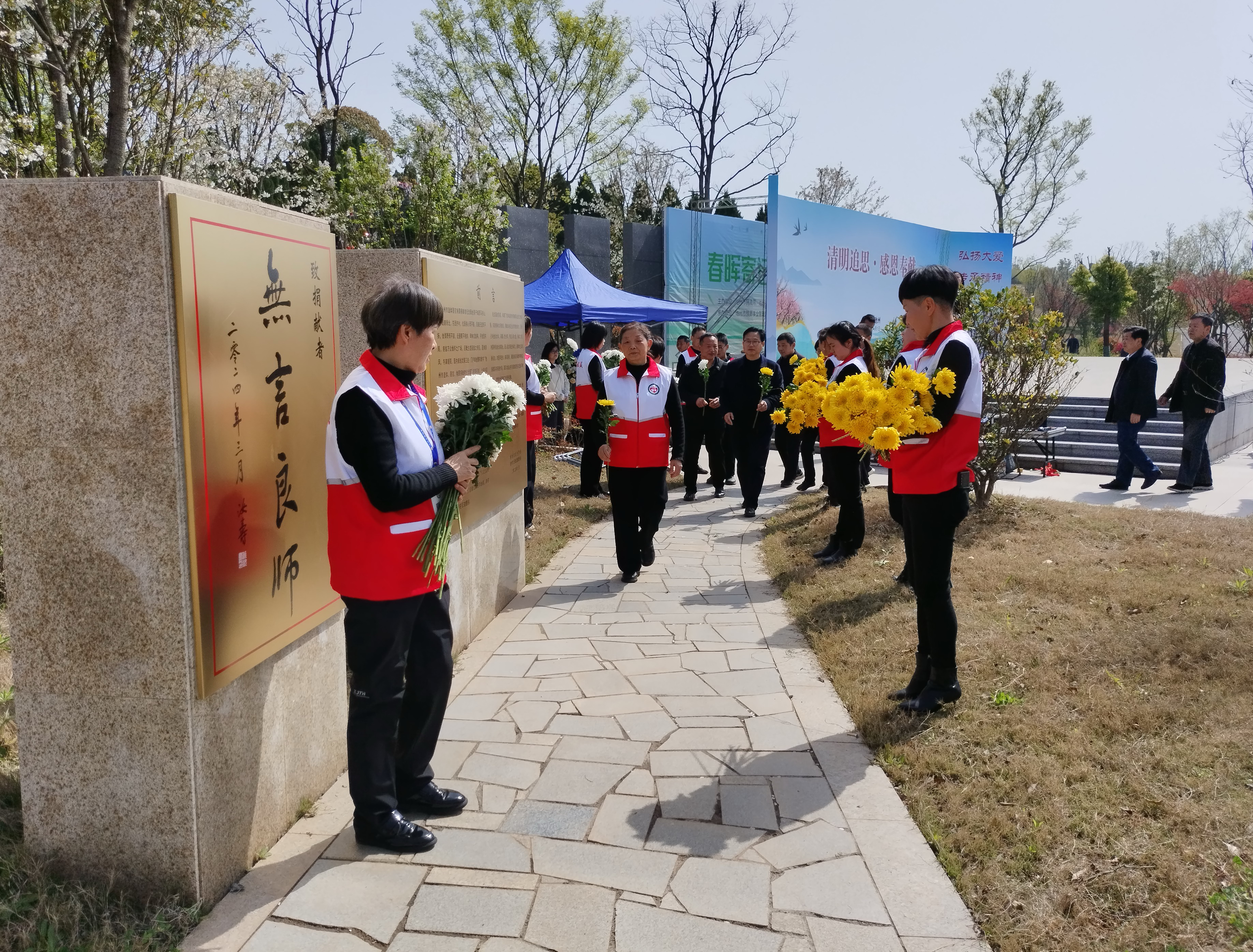 5.11献花.jpg
