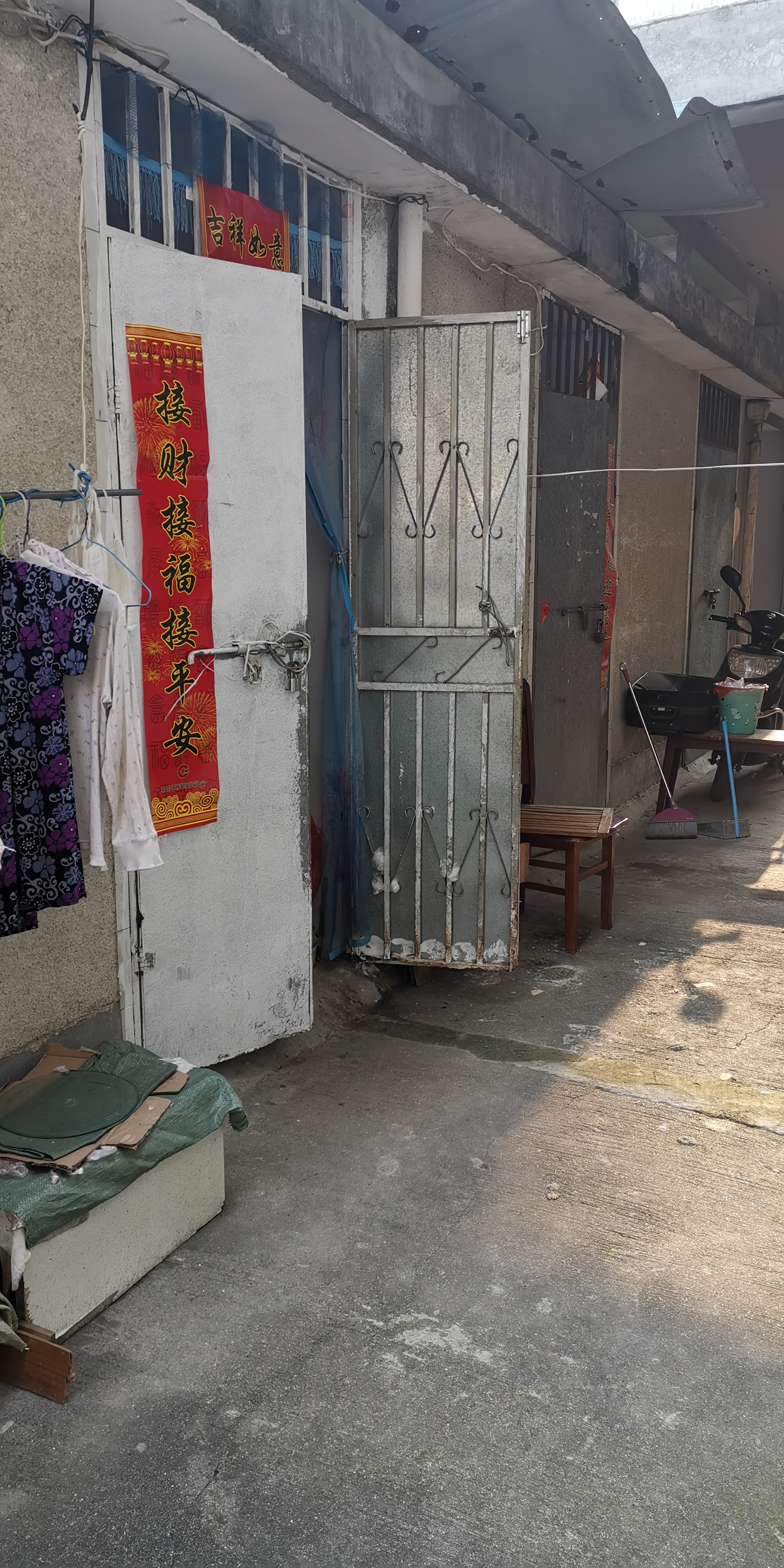 小屋门口