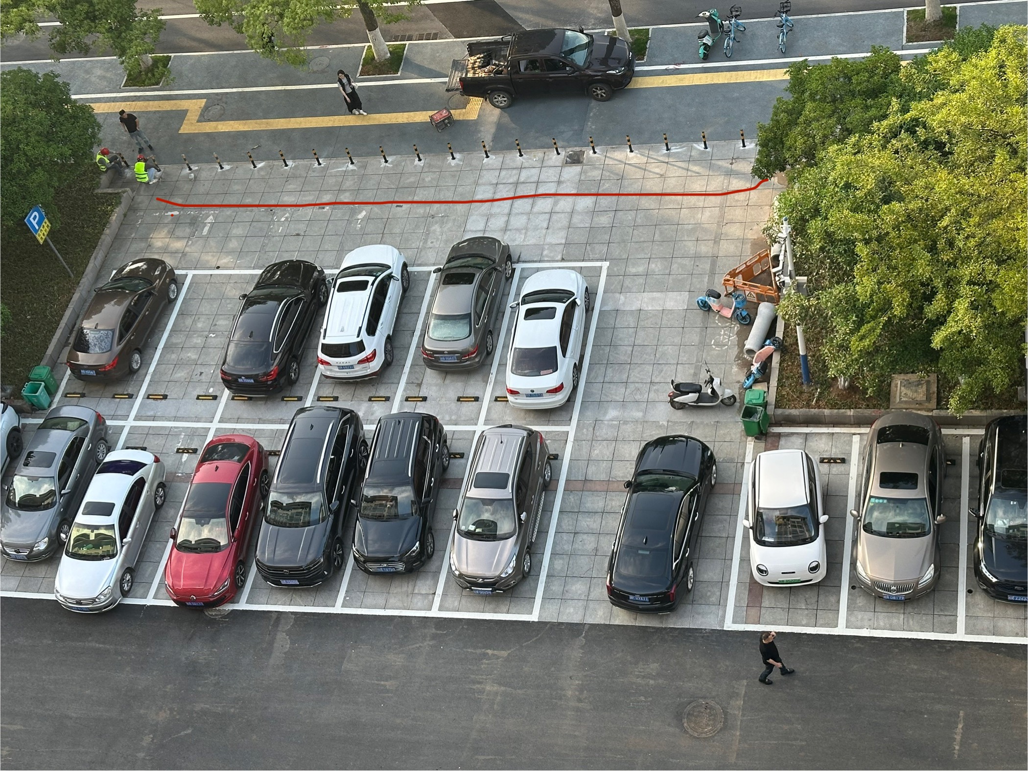 城北花园小区外围道路、绿化带及车位改造升级接近尾声了，今天看到这样的隔离设计，请大家看看是否合理 ...