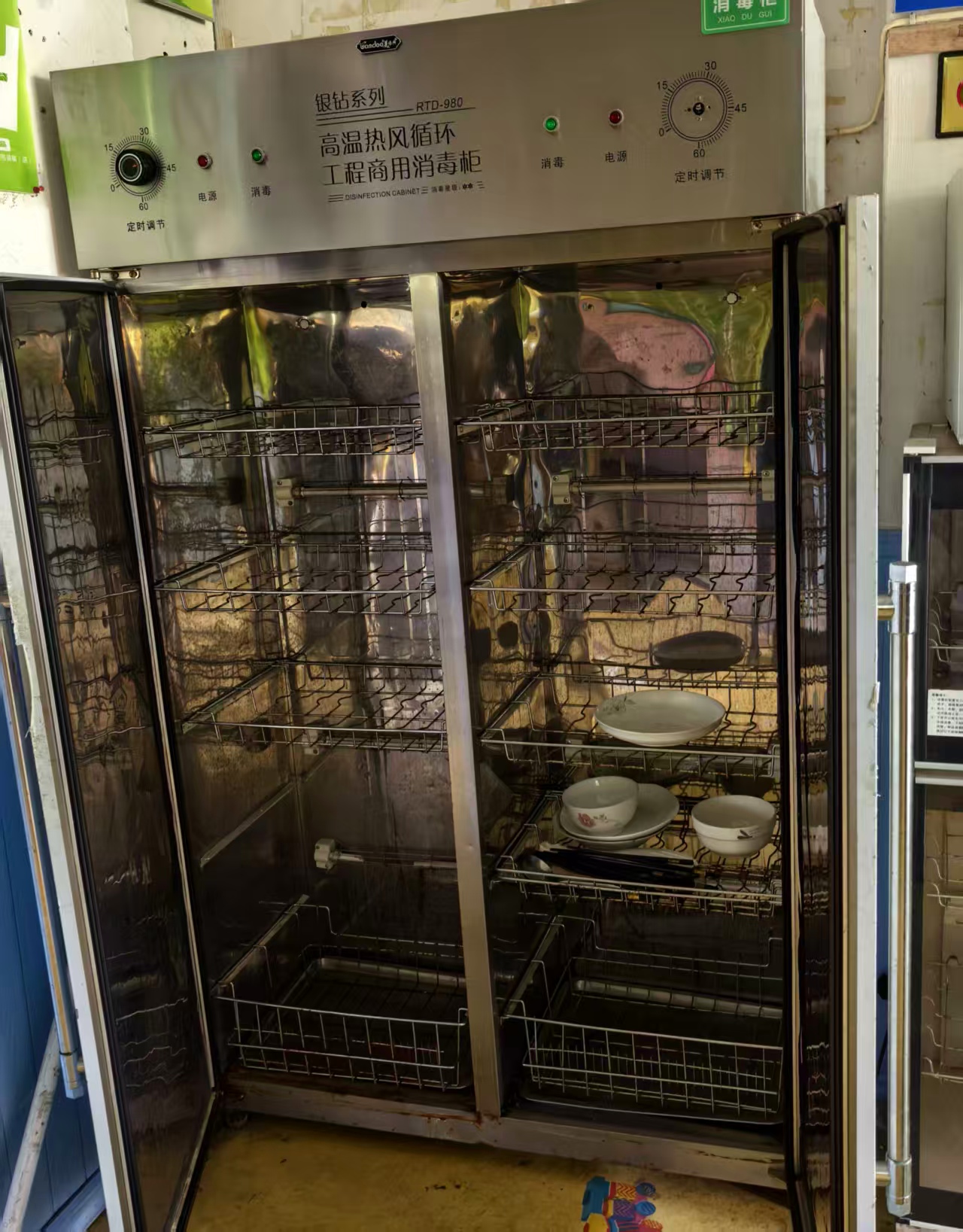 大型不锈钢消毒柜1台，200元