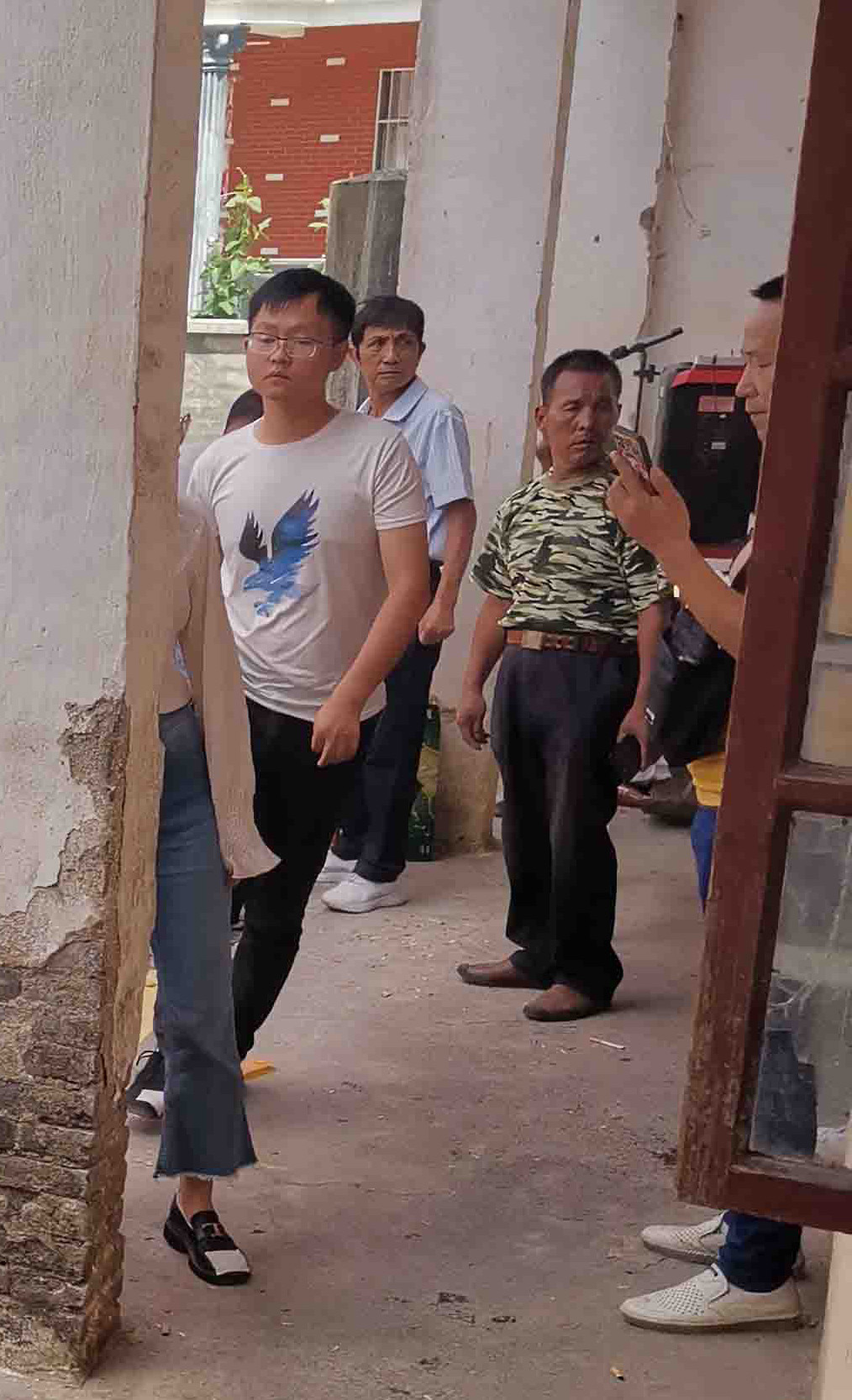 穿迷彩服的为平