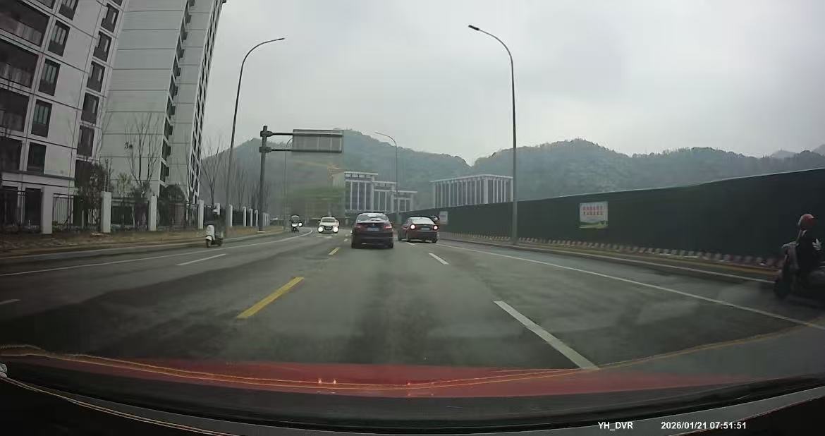 道路变窄不依次通行变道
