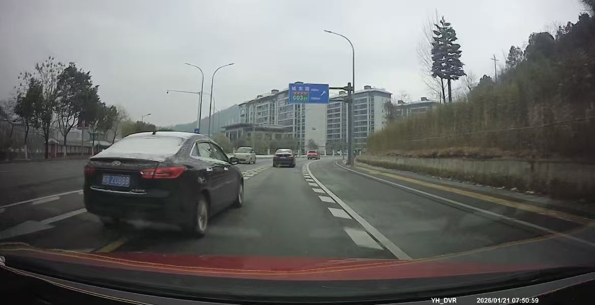 实线变道加塞刹车