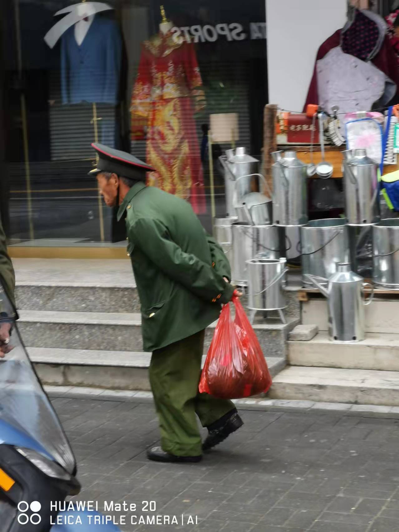 走在街上穿军装