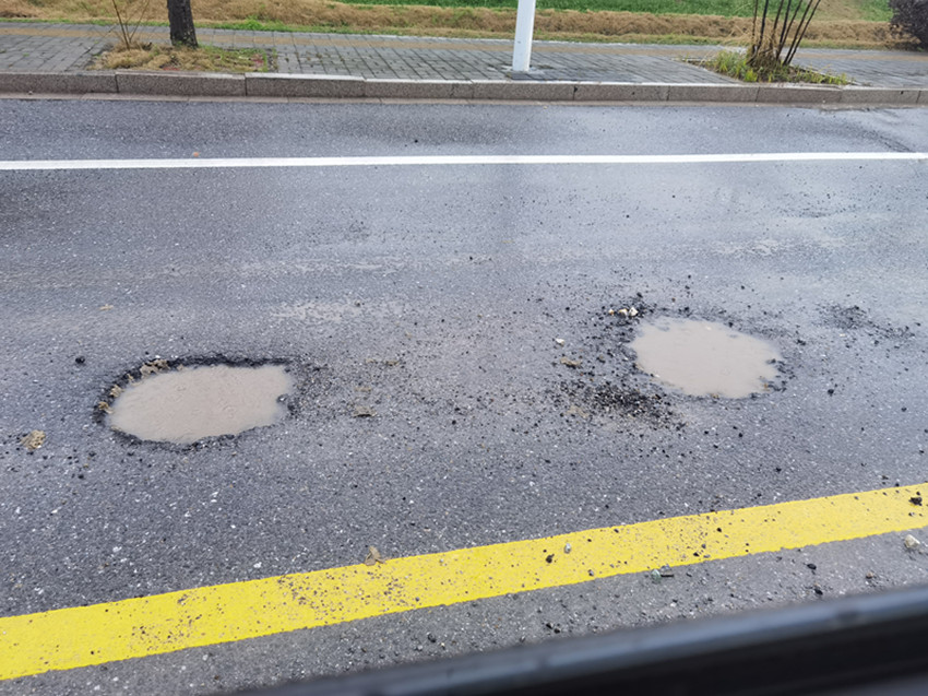 路面损坏至少七八处