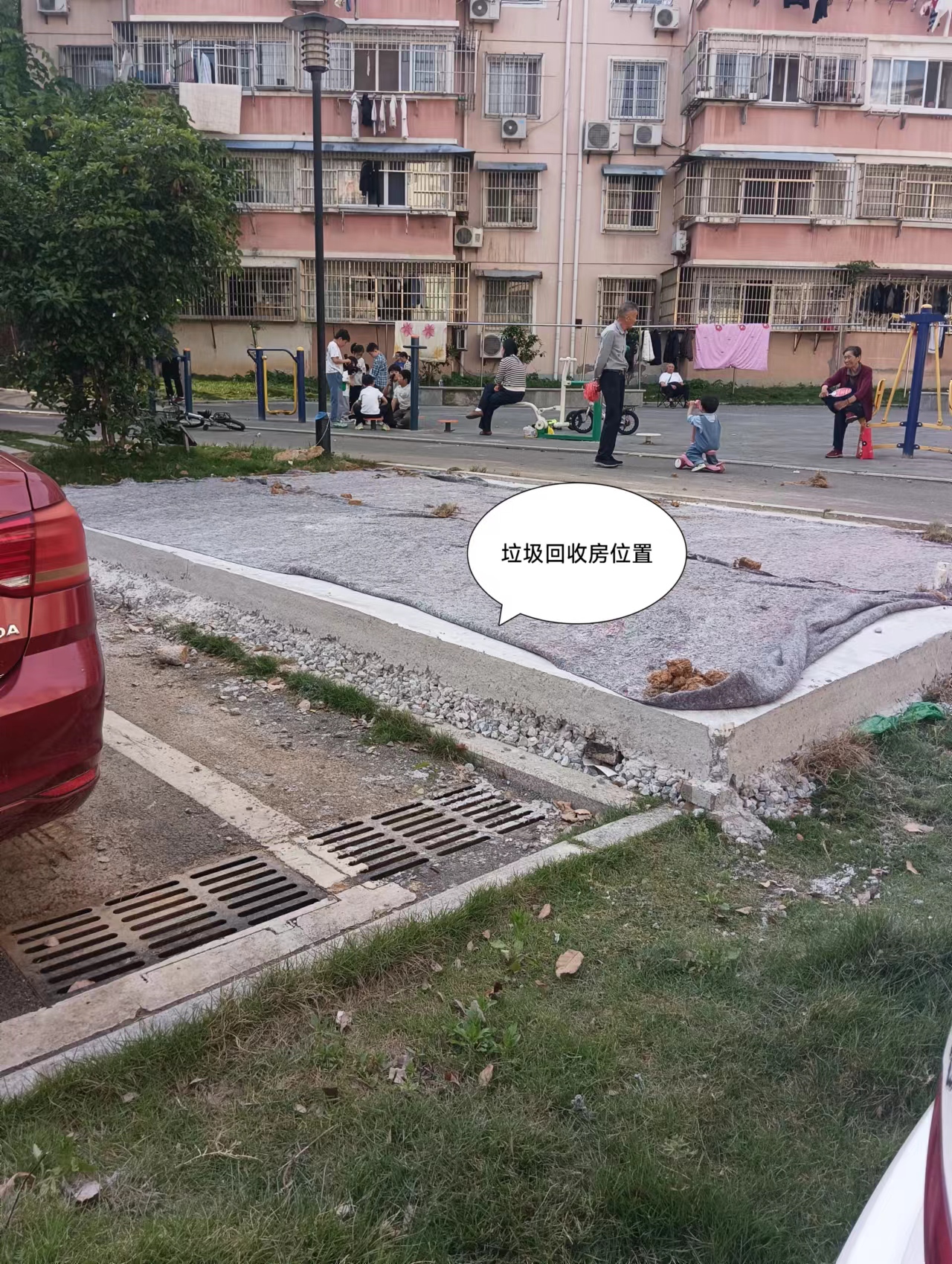 垃圾房准备建在儿童活动广场附近。