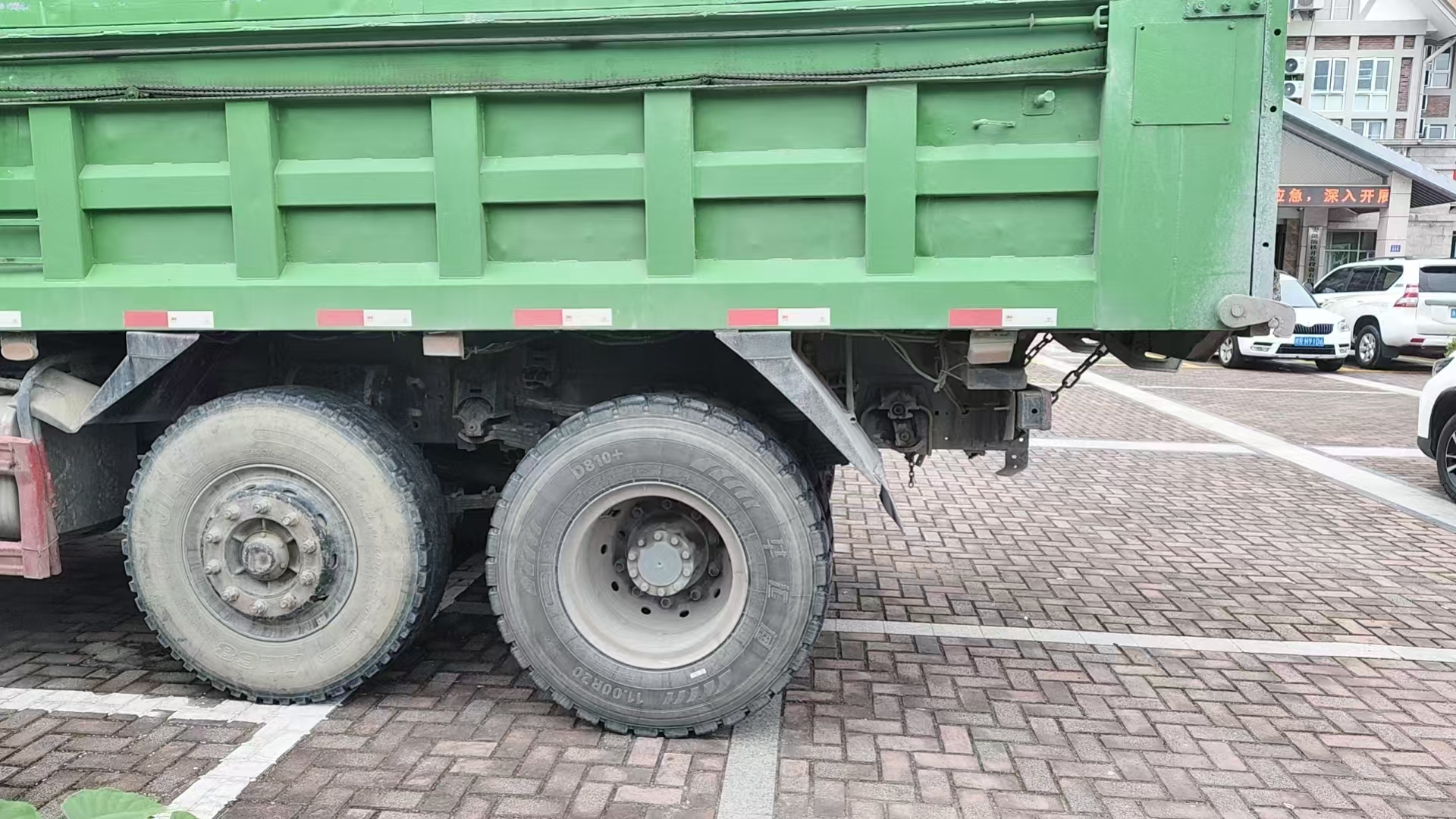 重型货车违停超出车位占用道路中心