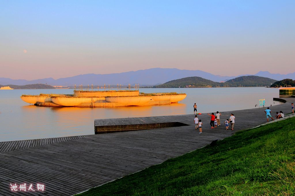 月圆夏夜——平天湖莲花台的纳凉之景 