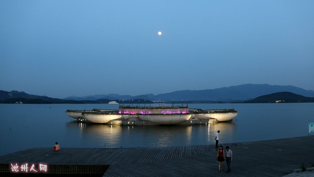 月圆夏夜——平天湖莲花台的纳凉之景 