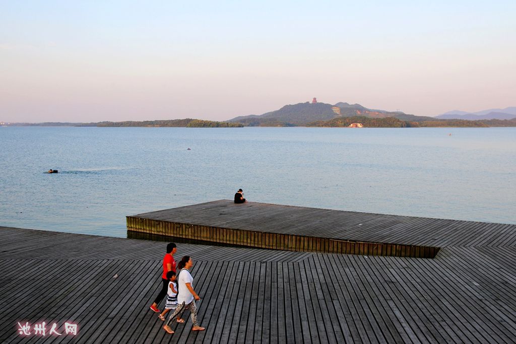 月圆夏夜——平天湖莲花台的纳凉之景 