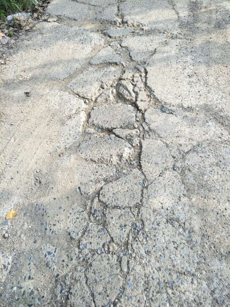 农村道路问题,水泥路现在被大卡车压坏了