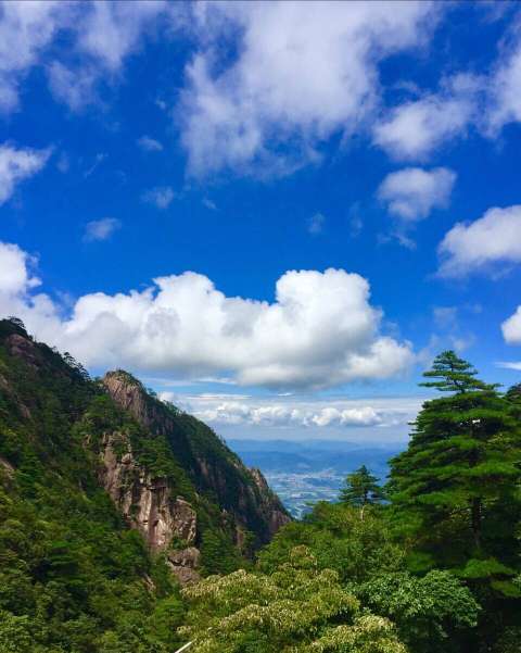 青山苍翠碧空净烟云漂渺山峦间