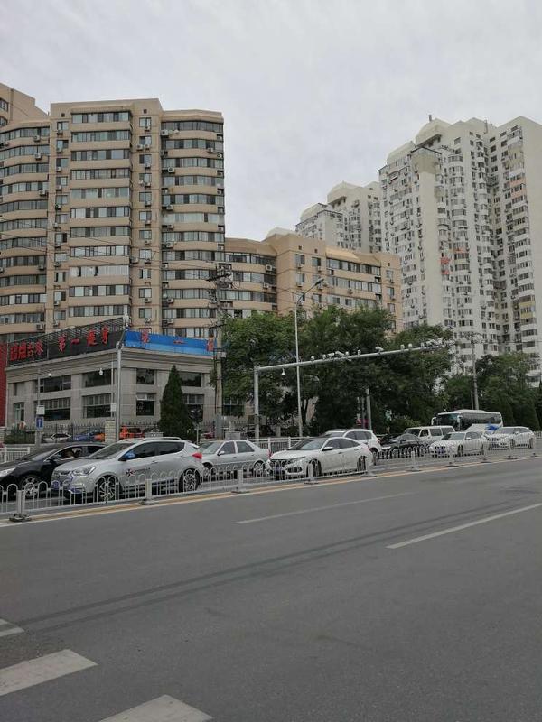 马路对面高楼林立