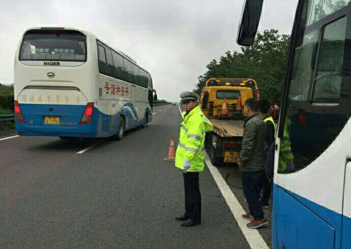 高速大客車故障拋錨,巡邏交警及時聯繫轉駁所有乘客