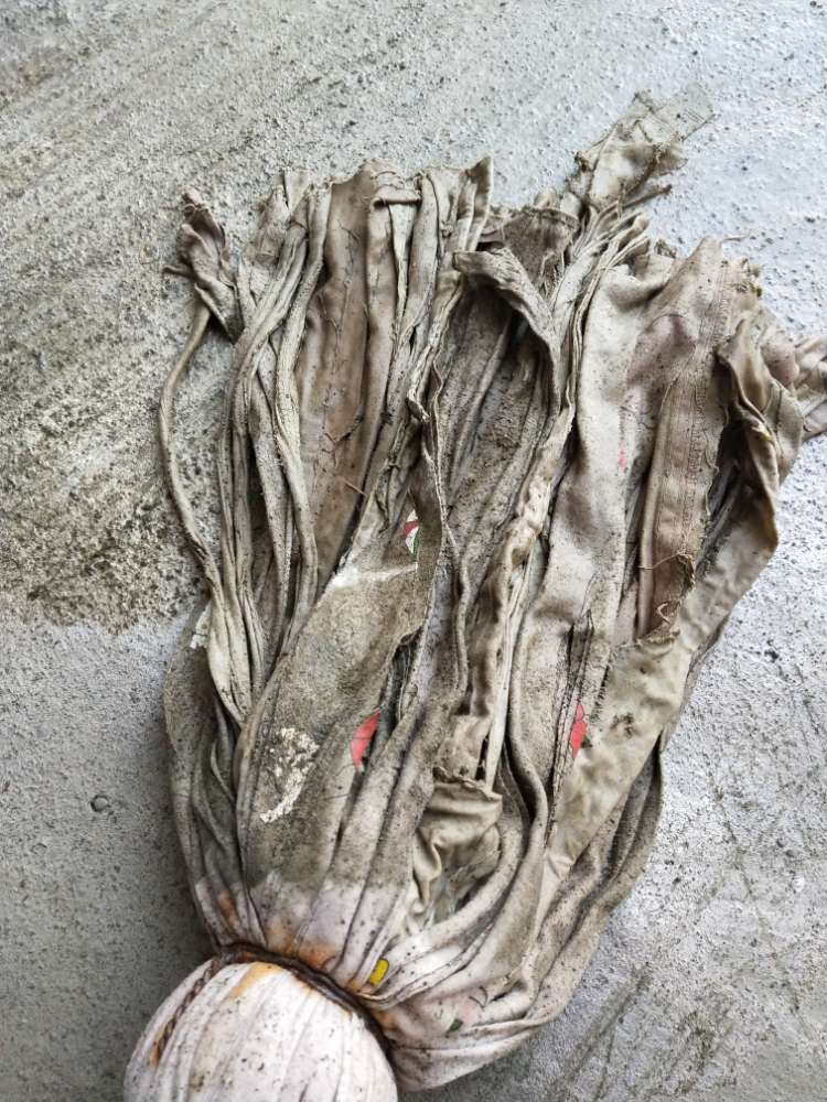 翰林教育素质何在?拖把用的这么脏就丢在阳台上?