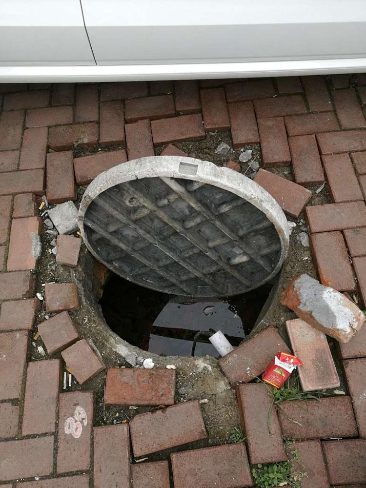 线缆井的井盖盖不严,市政的工程无人维修吗?