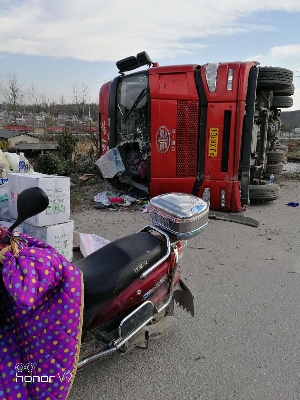 318国道墩上与灵芝之间一辆大货车侧翻在地