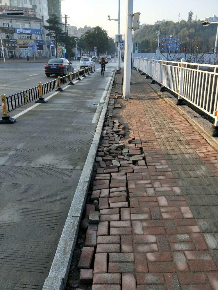 市政,城管部门看看,这里的沿街人行道路面