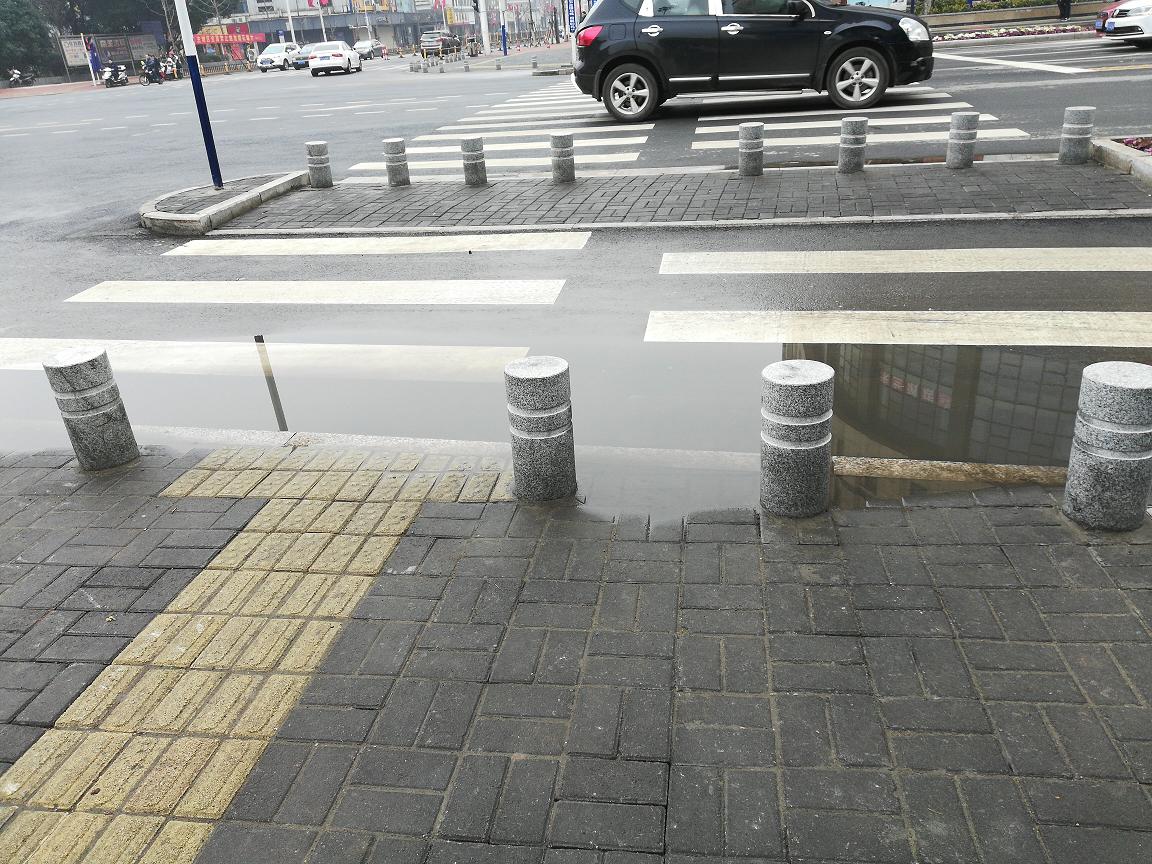 长江路人行道口积水.jpg