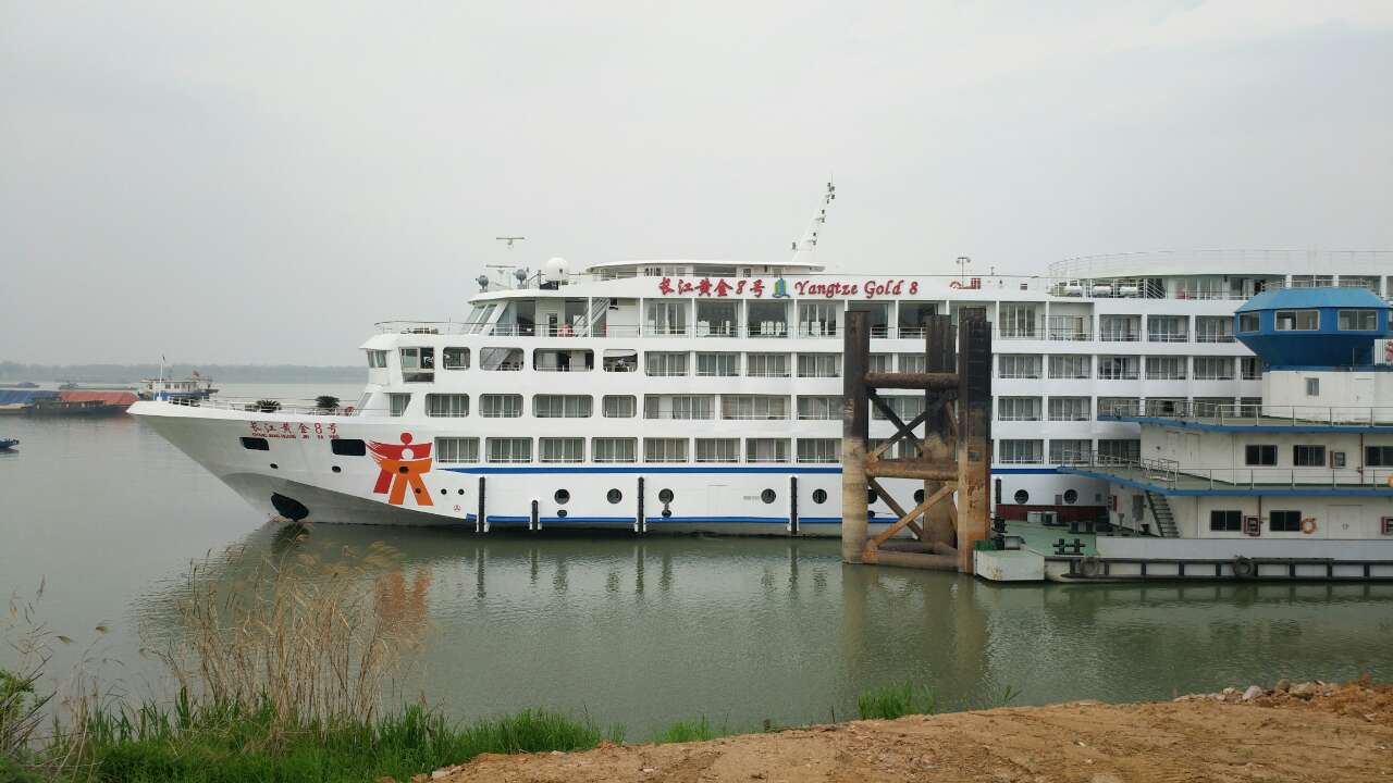 长江黄金8号游轮又来池州港梅龙旅游码头了