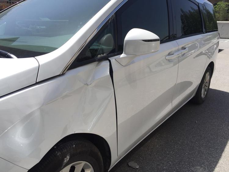 突发!波斯曼公寓外墙脱落,小区里十几辆车被砸坏!