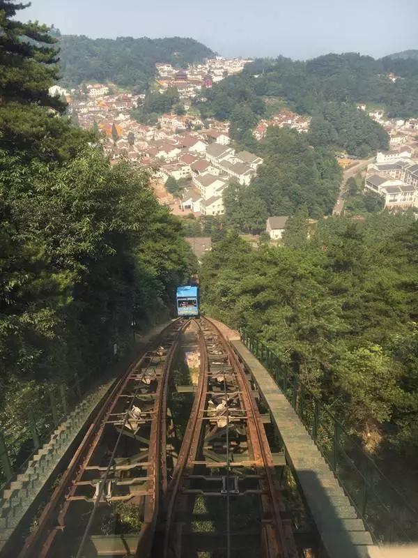 乘坐百岁宫观光缆车,在静止的脚步中看青砖白墙,飞檐走壁渐渐远去!