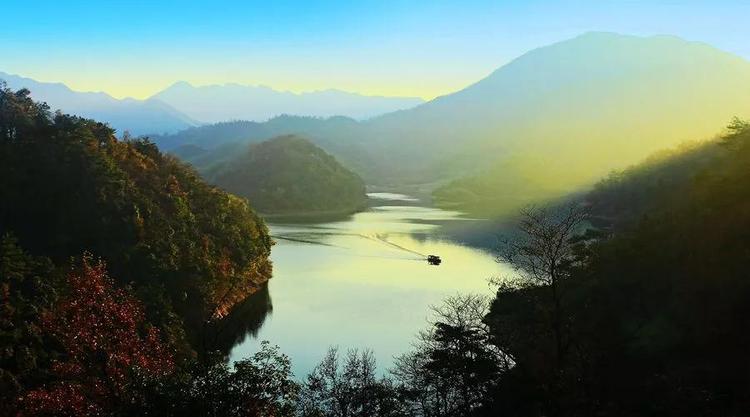 九華天池景區東側沿金雞山山麓,西南沿太樸山山麓為界,景點包括驚華