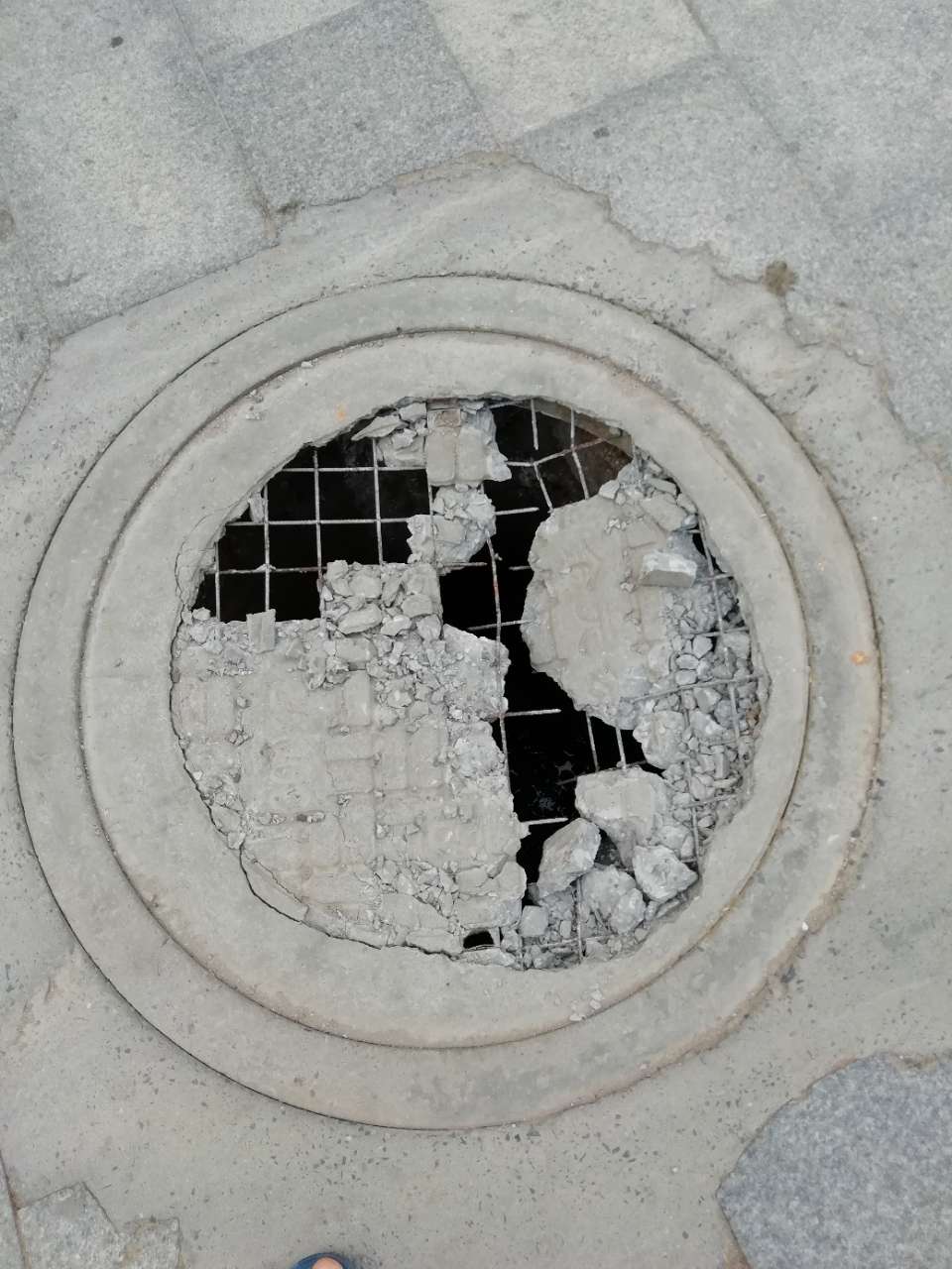 白洋名筑小区路面井盖破了,有关部门管管
