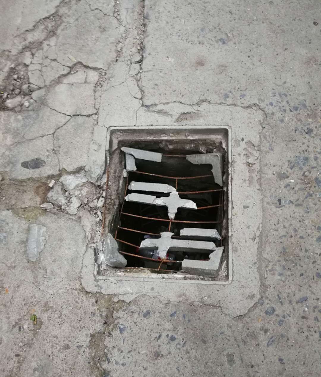 樟树湾小区的这个窨井盖损坏严重,人来人往有安全隐患.