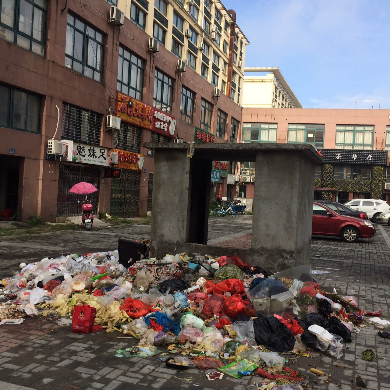 和泰星城四区垃圾堆积如山!路过时臭气熏天蚊虫飞舞!