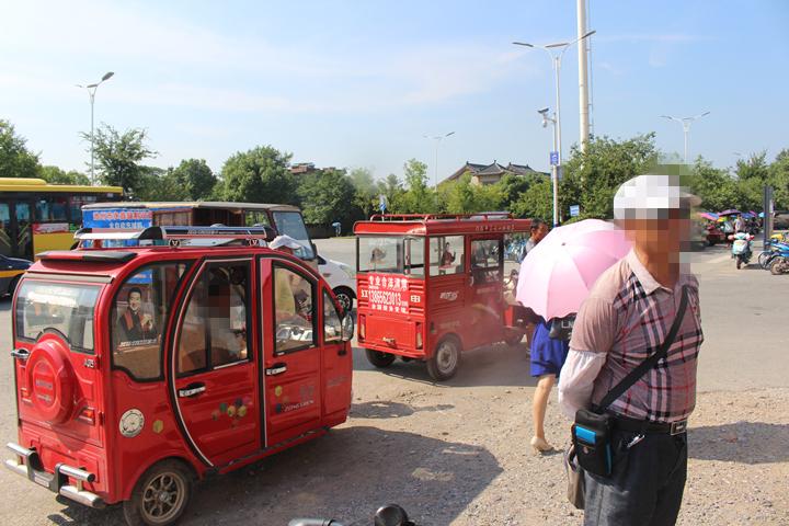 "小红车"是对载人的人力三轮车,加装助力装置的人力三轮车,无牌无证的