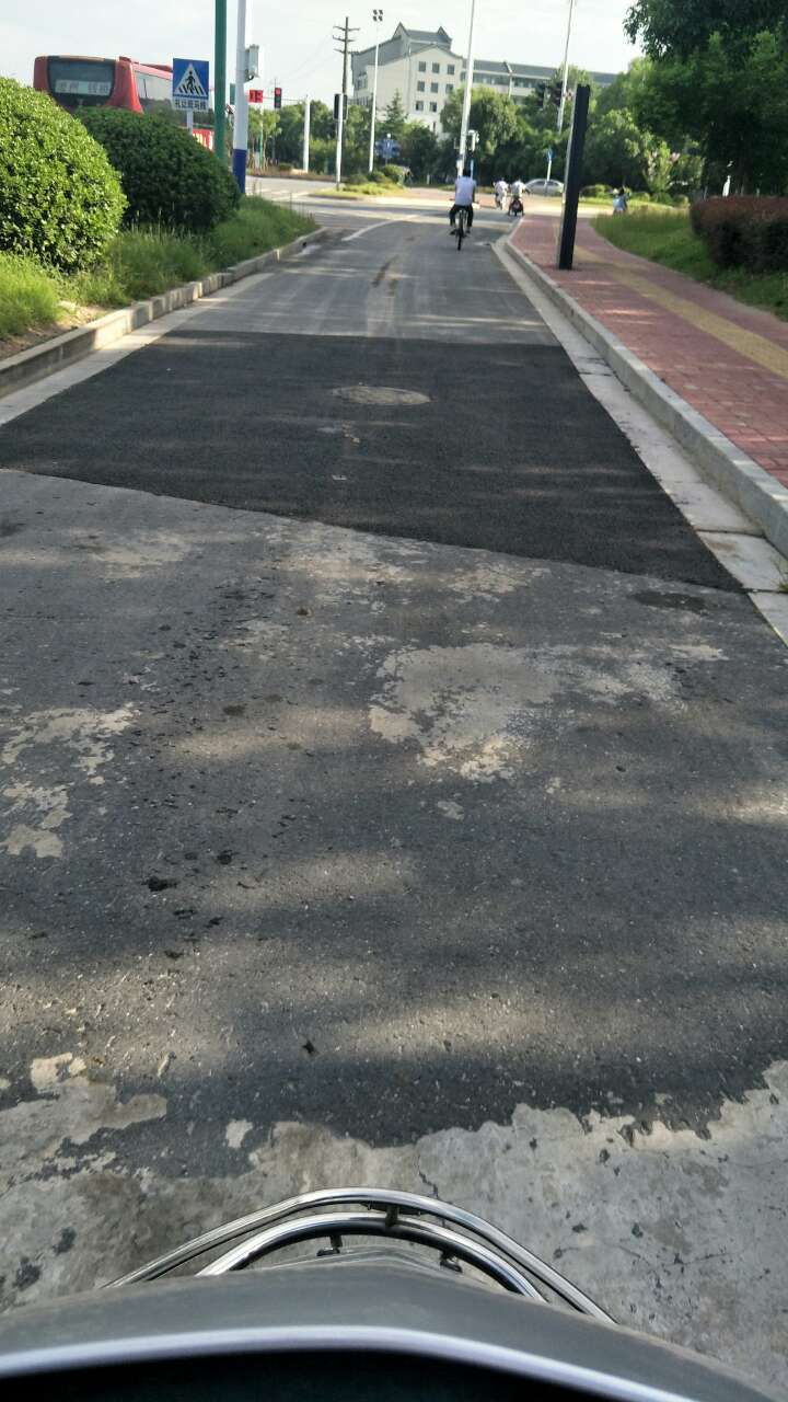 清风路与九华山大道东南侧的人行道,维修后也凹凸不平